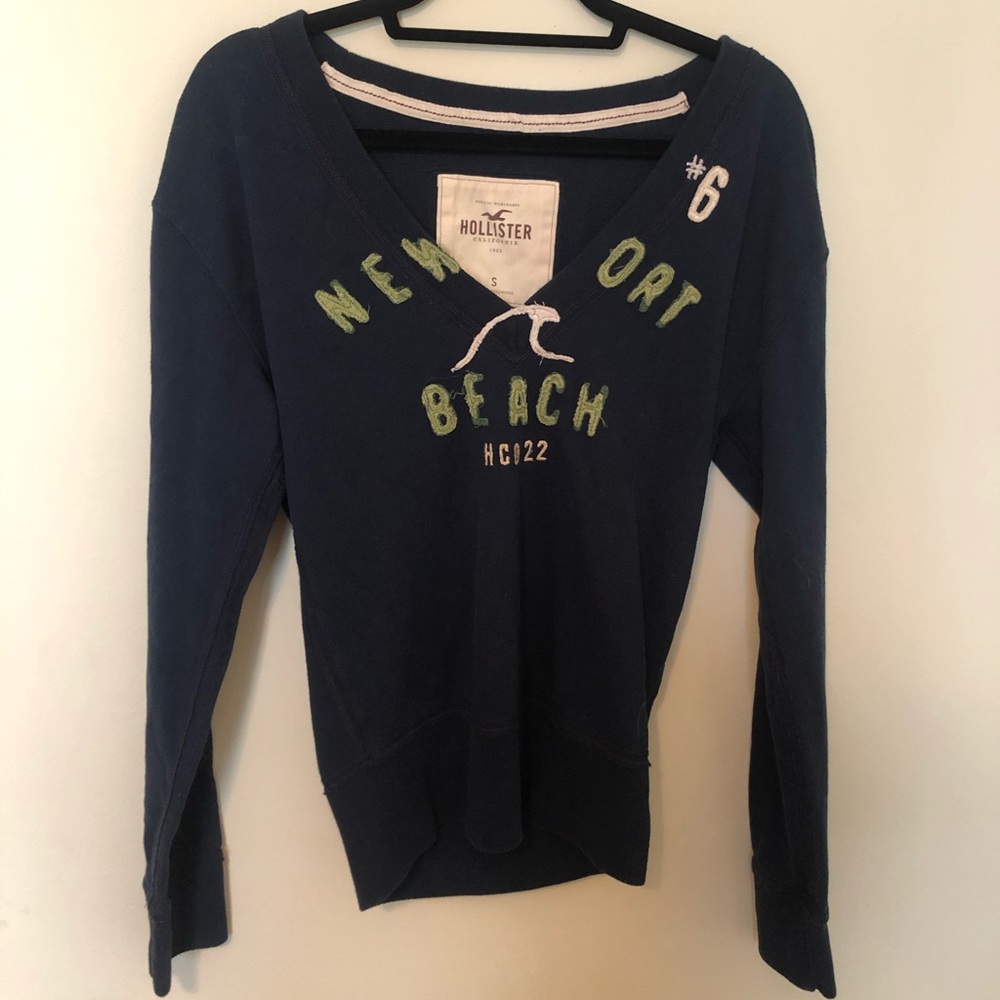 Hollister wide V neck sweatshirt navy blue size S